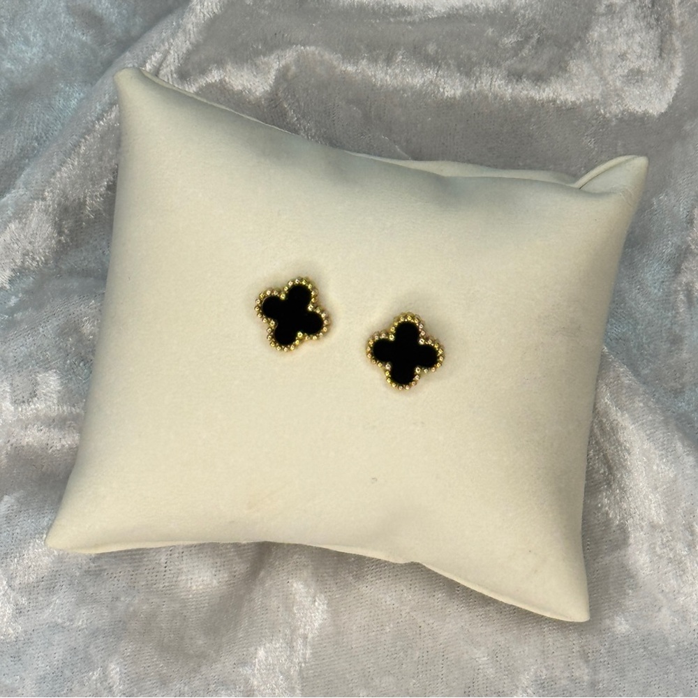 Black and Gold clover  Stud Earrings - Picture 2 of 2